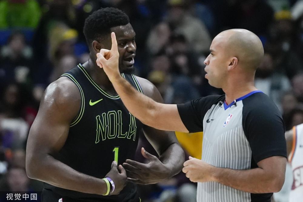 北京男篮全队为周琦庆祝29岁生日，翟晓川送上“蛋糕洗脸”.